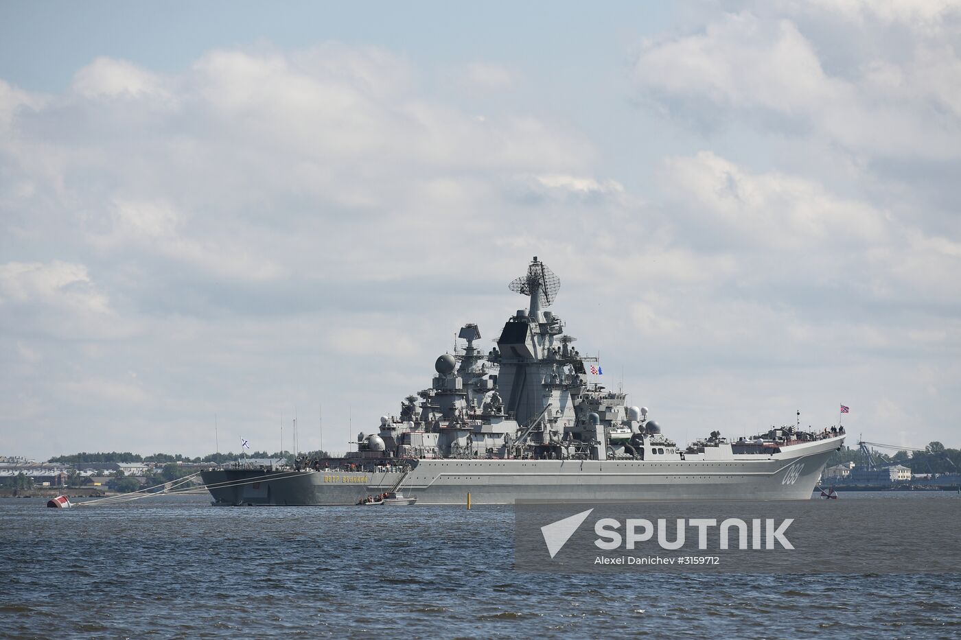 Ballistic missile submarine Dmitry Donskoi and nuclear battlecruiser Pyotr Veliky arrive in Kronstadt