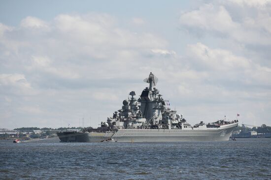 Ballistic missile submarine Dmitry Donskoi and nuclear battlecruiser Pyotr Veliky arrive in Kronstadt