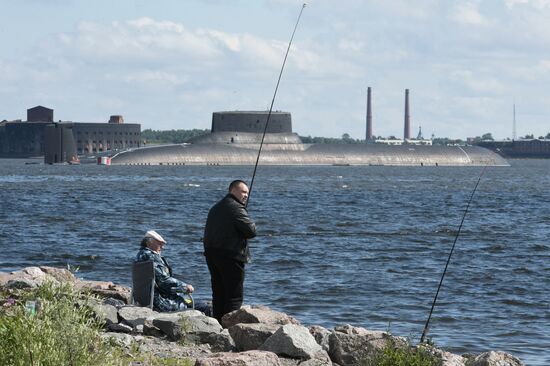 Ballistic missile submarine Dmitry Donskoi and nuclear battlecruiser Pyotr Veliky arrive in Kronstadt