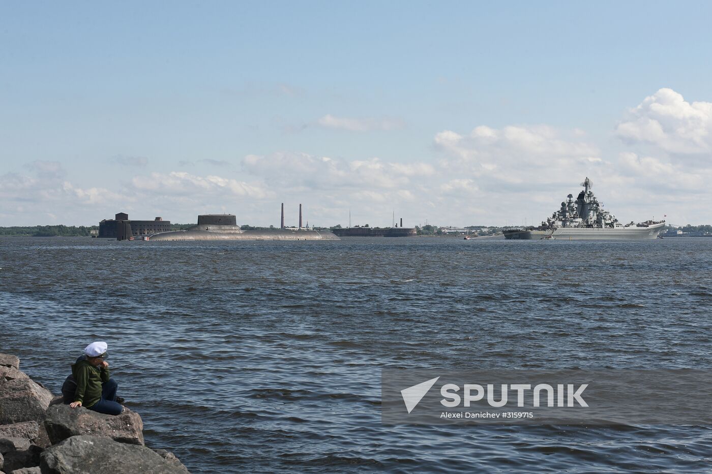 Ballistic missile submarine Dmitry Donskoi and nuclear battlecruiser Pyotr Veliky arrive in Kronstadt