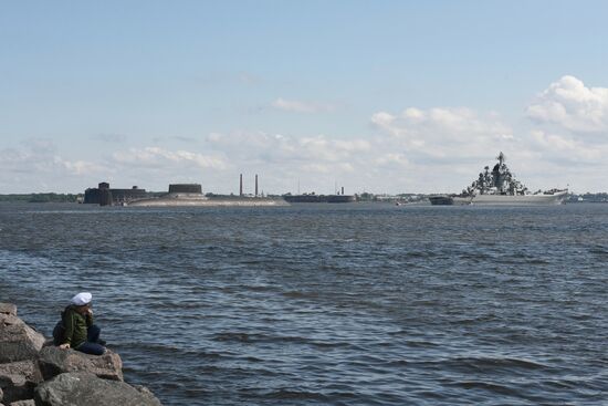 Ballistic missile submarine Dmitry Donskoi and nuclear battlecruiser Pyotr Veliky arrive in Kronstadt