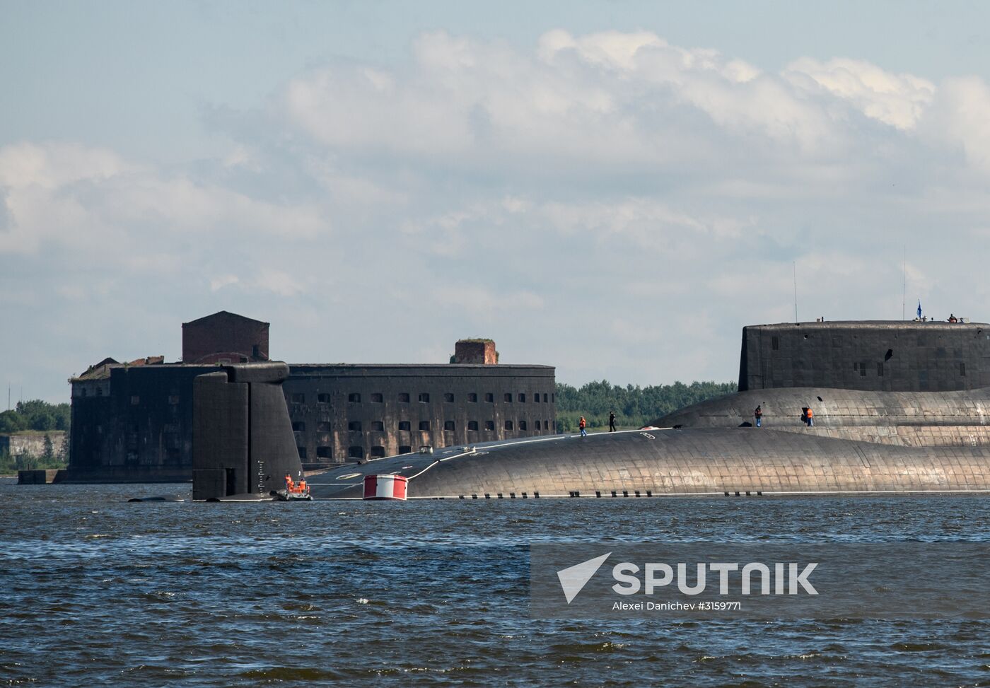 Dmitry Donskoi submarine and Pyotr Veliky nuclear-powered battlecruiser arrive in Kronstadt