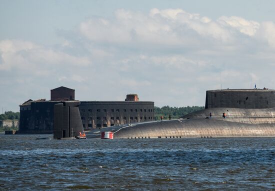 Dmitry Donskoi submarine and Pyotr Veliky nuclear-powered battlecruiser arrive in Kronstadt