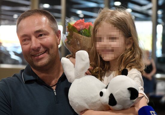 Sergei Ukhanov and his daughter Liza arrive in Moscow
