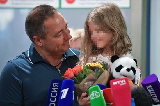 Sergei Ukhanov and his daughter Liza arrive in Moscow