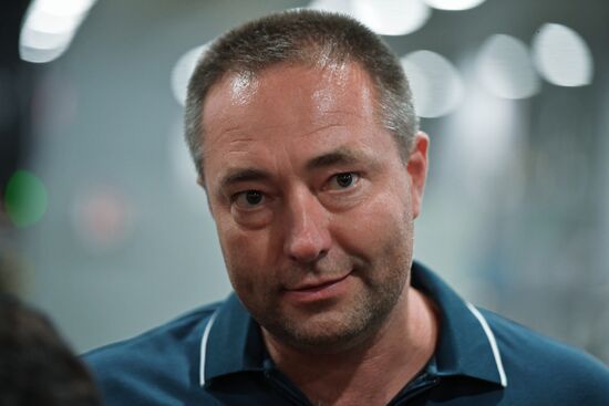 Sergei Ukhanov and his daughter Liza arrive in Moscow