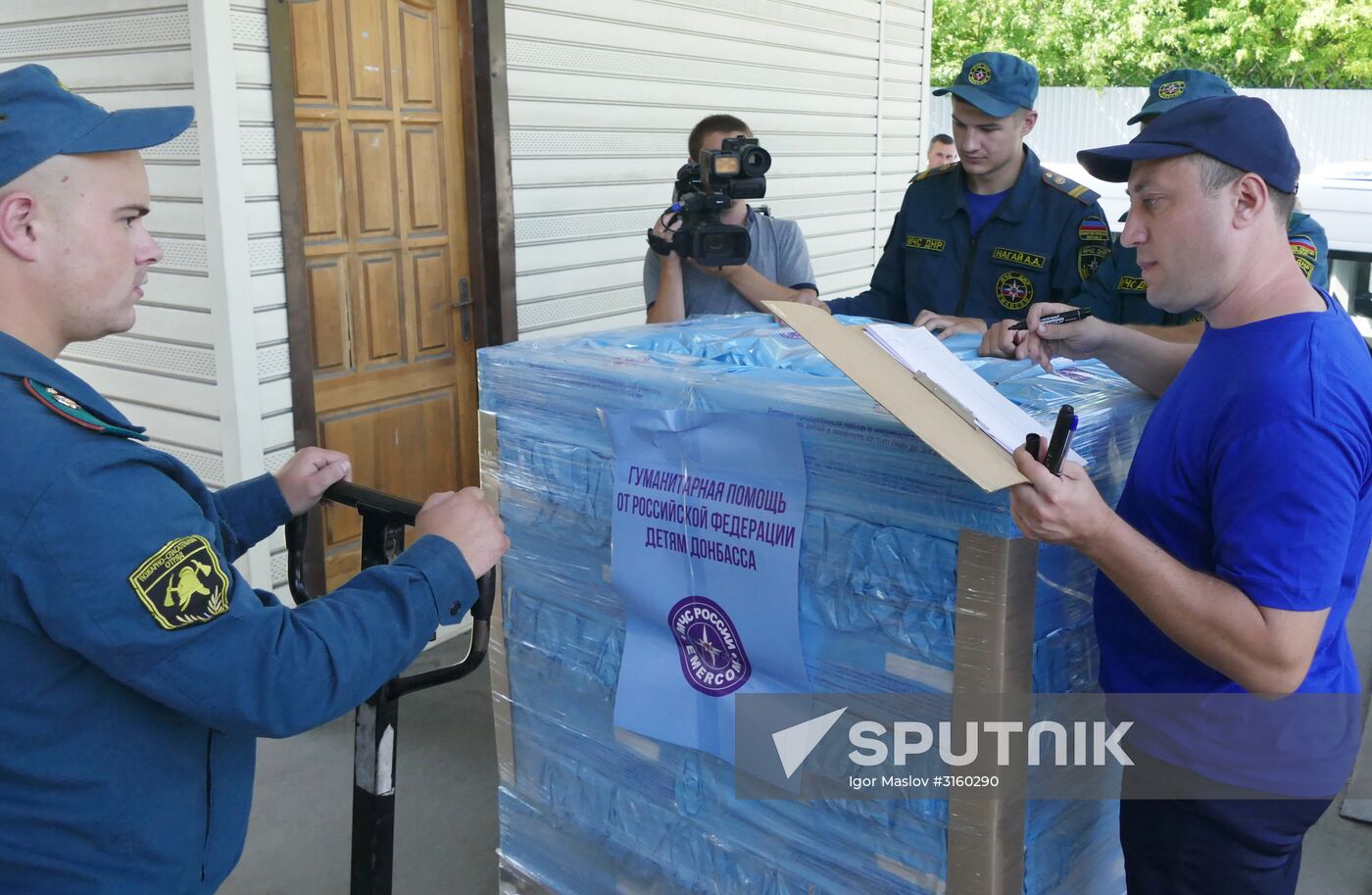 Russia's humanitarian aid convoy arrives in Donetsk