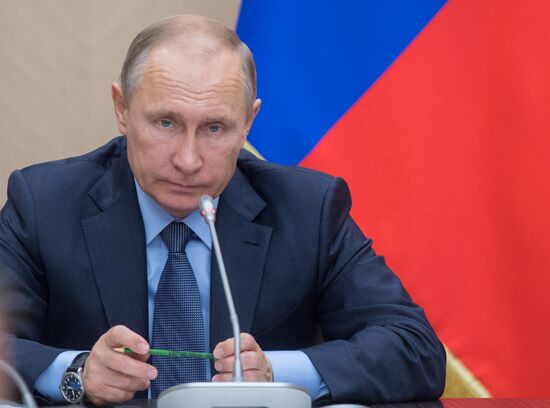 President Vladimir Putin chairs Government meeting