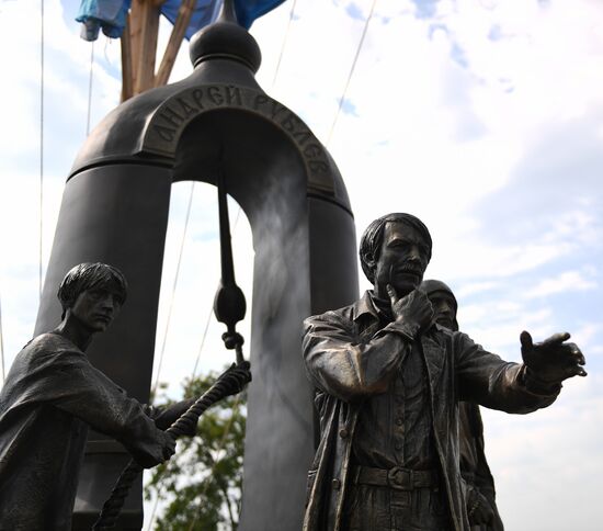 Statue of film director Andrei Tarkovsky unveiled in Suzdal