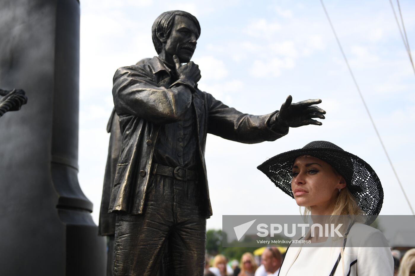 Statue of film director Andrei Tarkovsky unveiled in Suzdal
