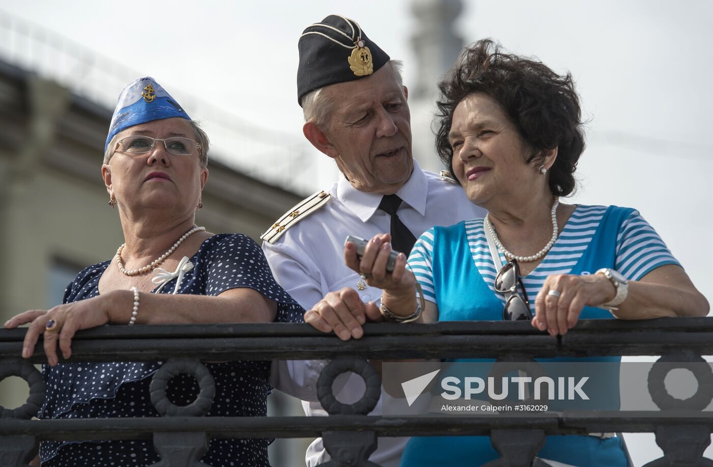 Navy veterans tour ships