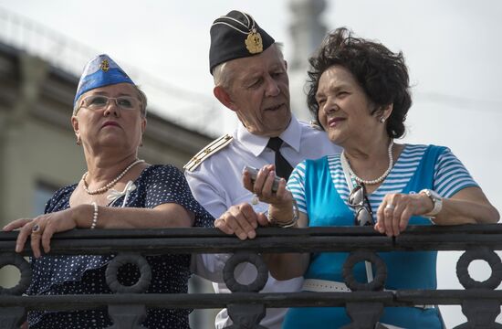 Navy veterans tour ships
