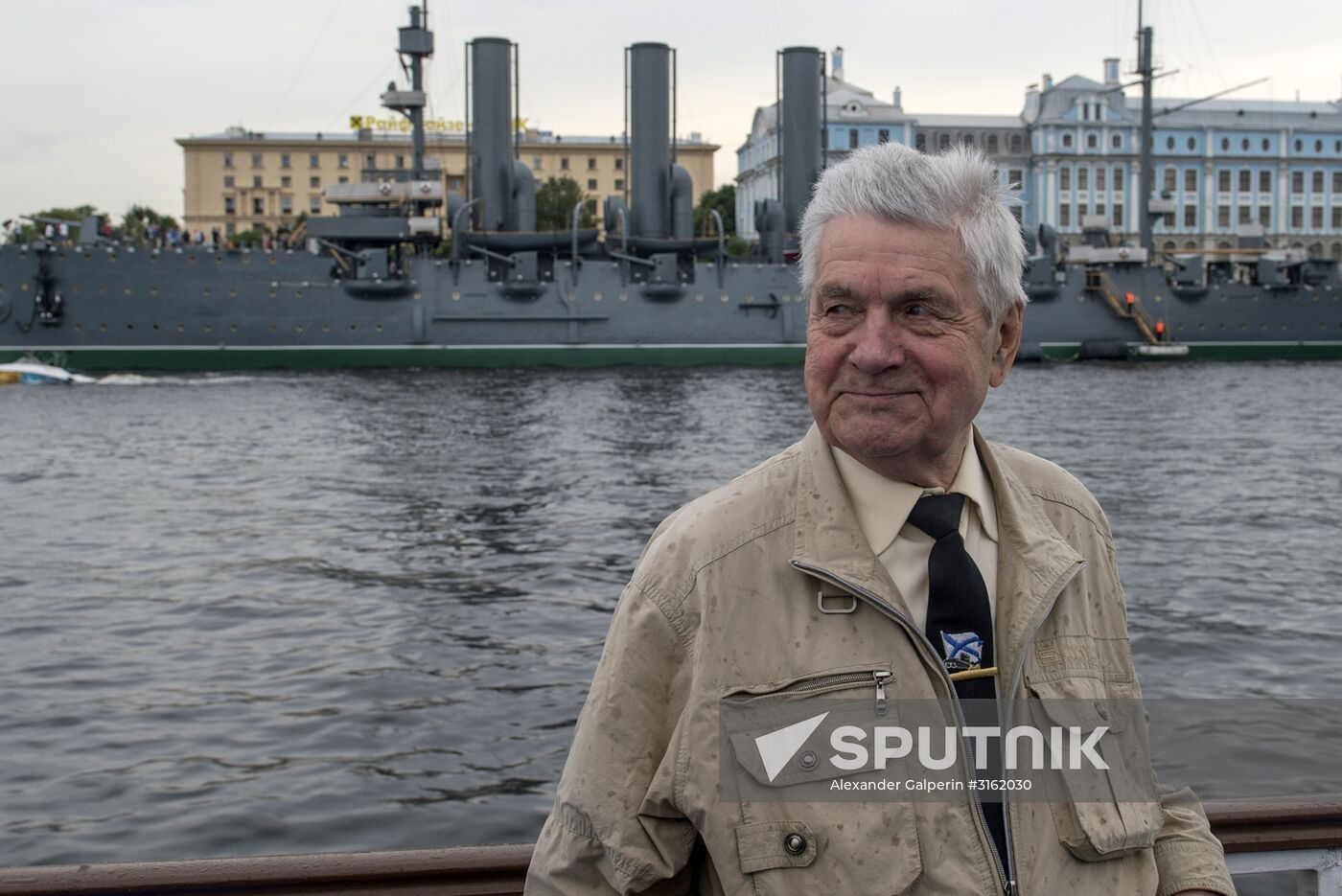 Navy veterans tour ships