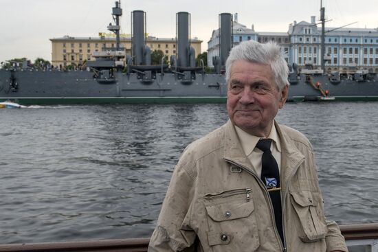 Navy veterans tour ships