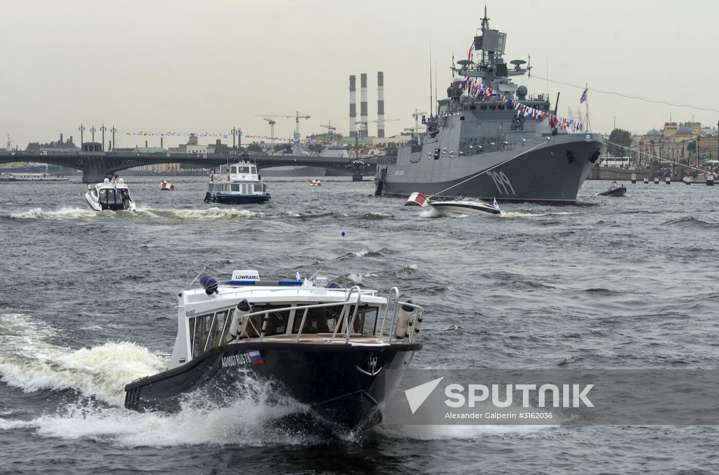 Navy veterans tour ships