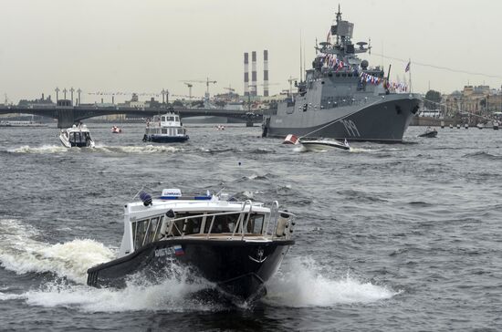 Navy veterans tour ships