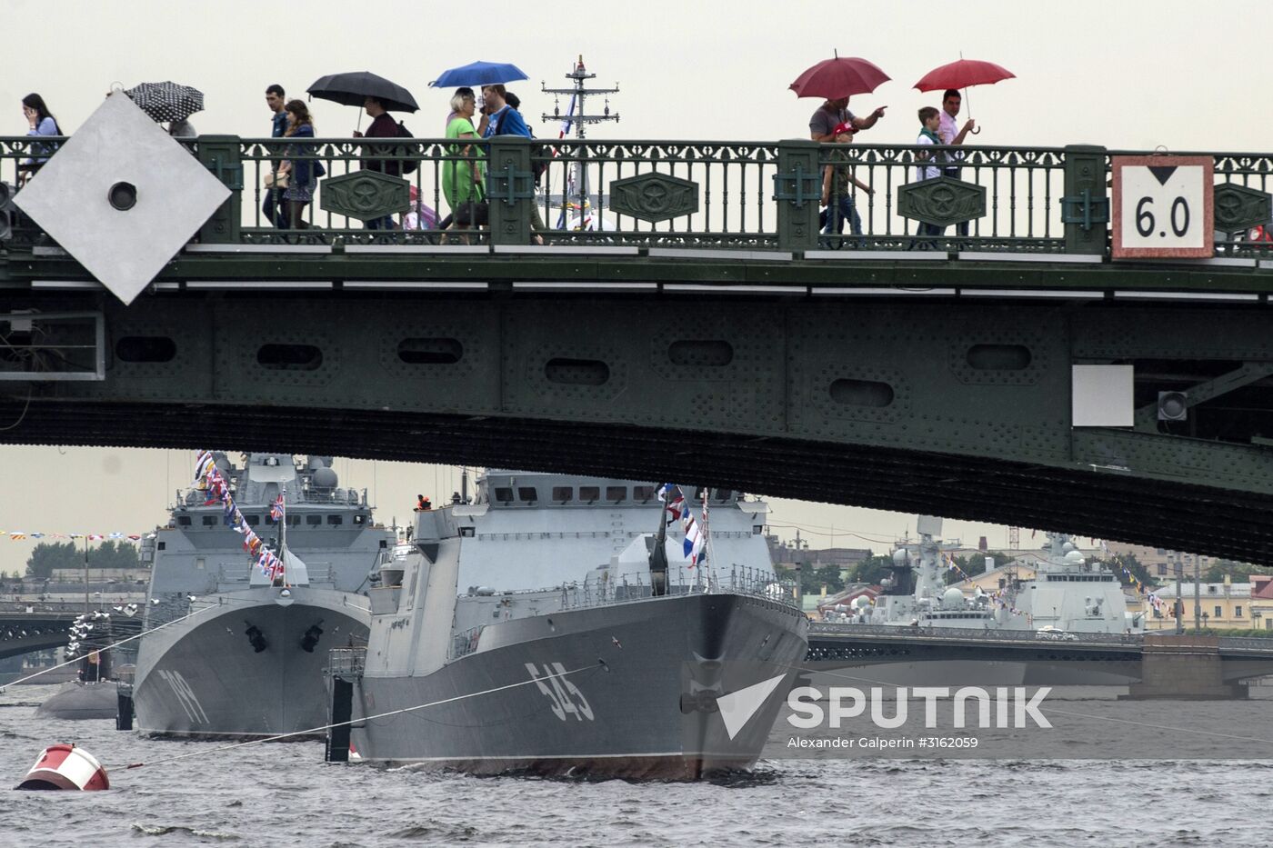 Navy veterans tour ships