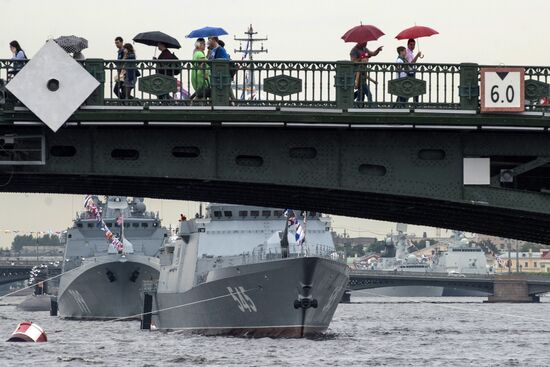 Navy veterans tour ships