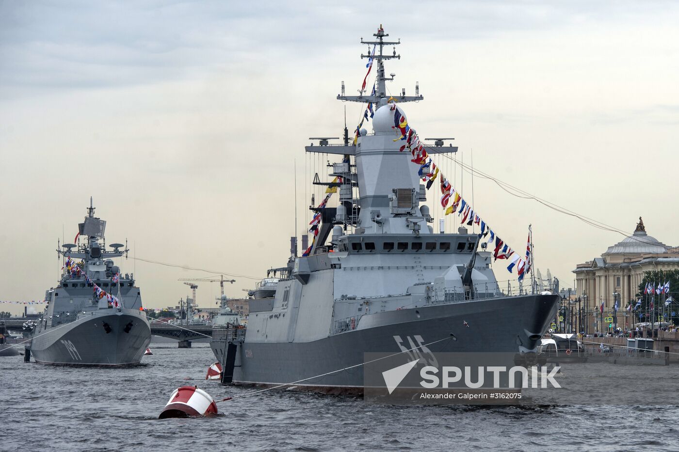 Navy veterans tour ships