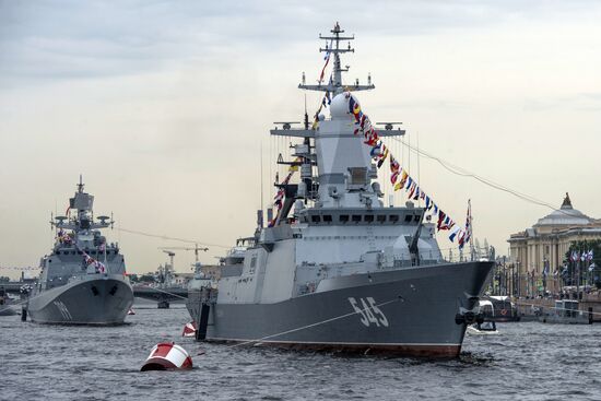Navy veterans tour ships