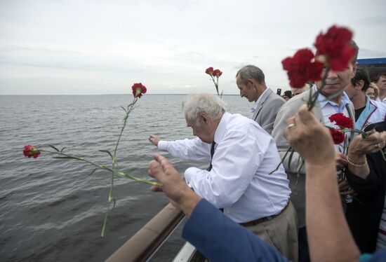 Navy veterans tour ships