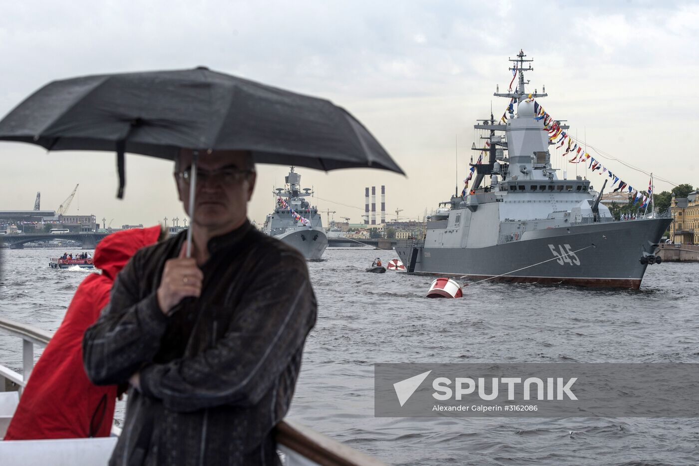 Navy veterans tour ships