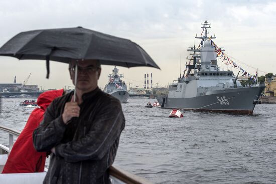 Navy veterans tour ships