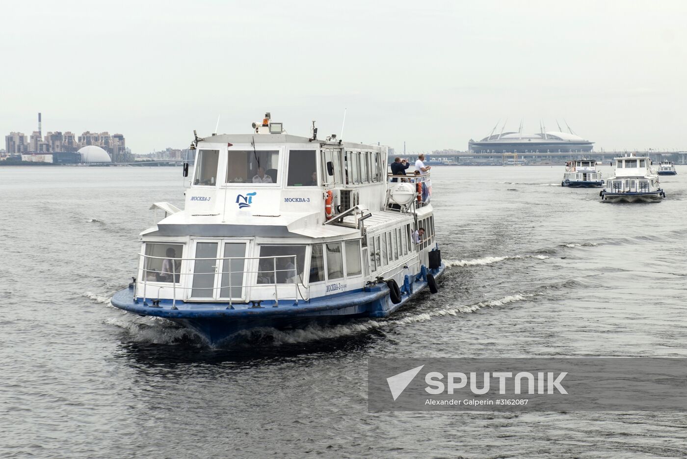 Navy veterans tour ships