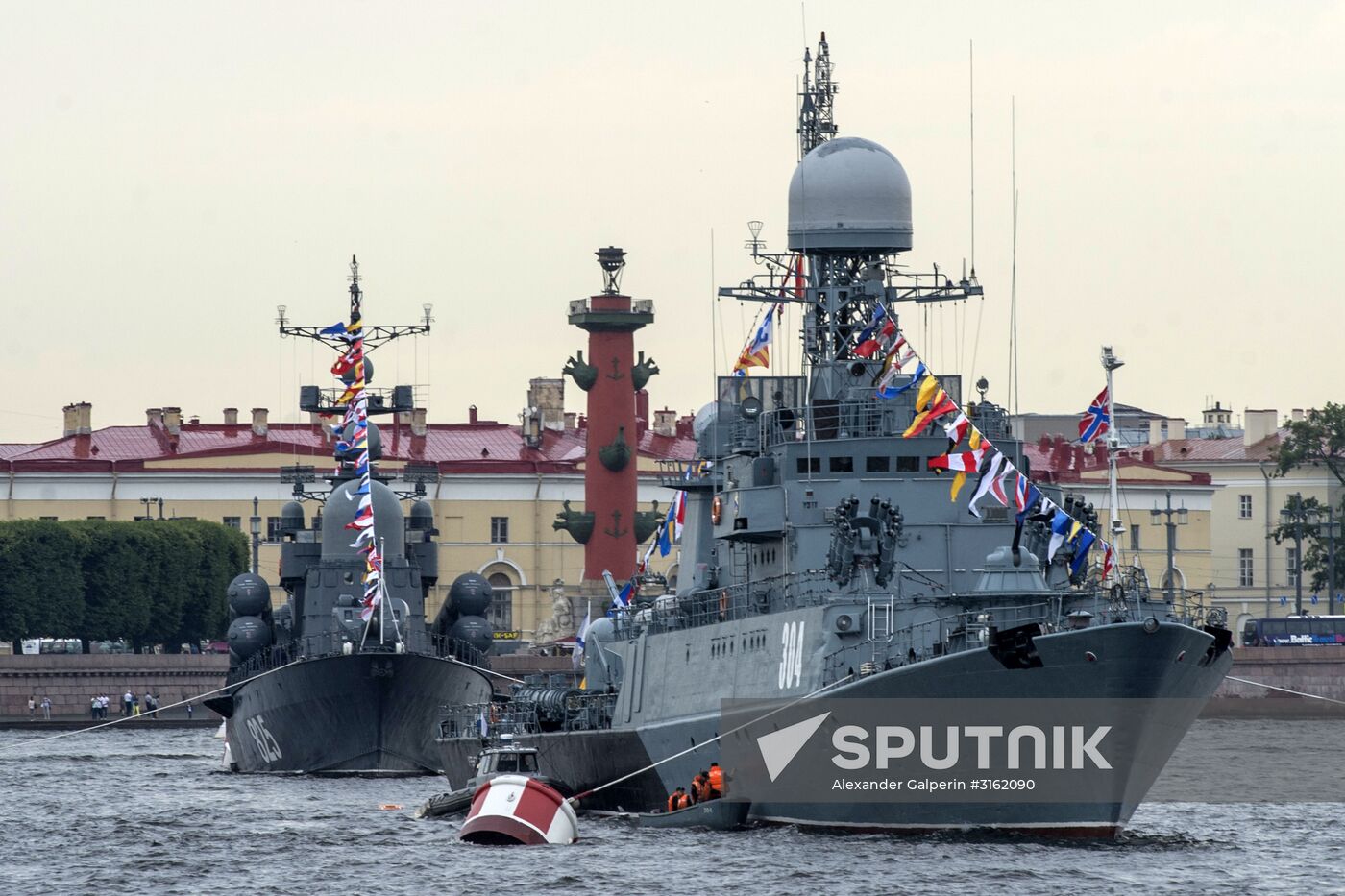 Navy veterans tour ships