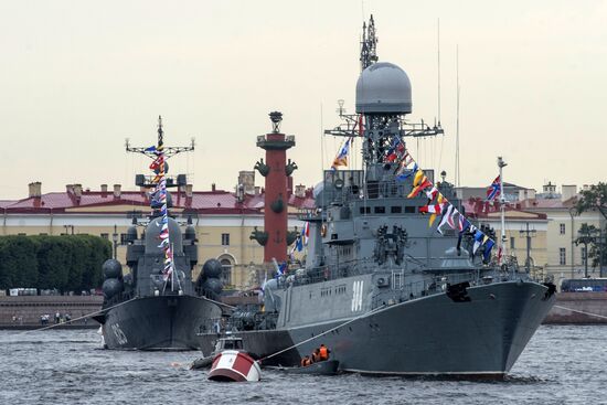 Navy veterans tour ships
