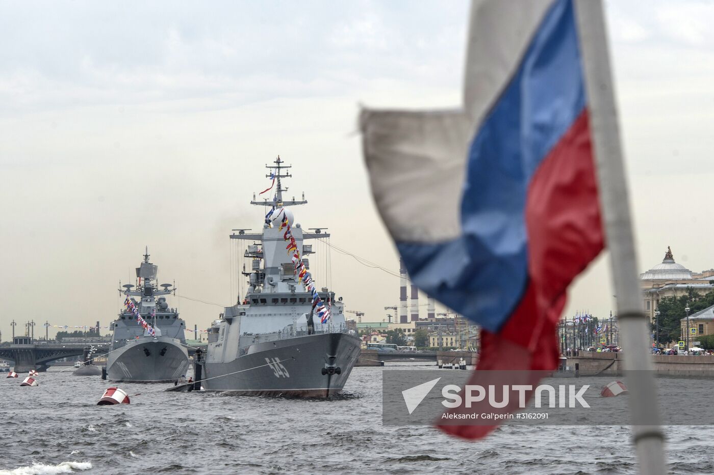 Russian Navy veterans tour ships
