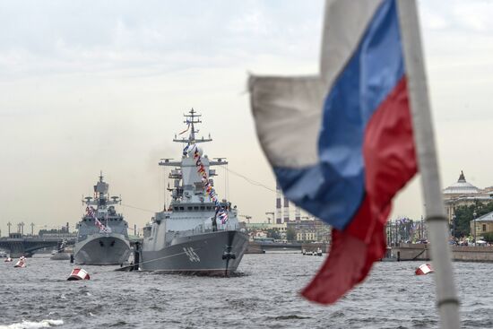 Russian Navy veterans tour ships