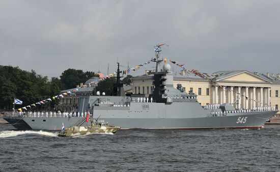 Navy veterans tour ships