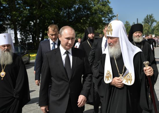 President Putin takes part in Navy Day celebrations