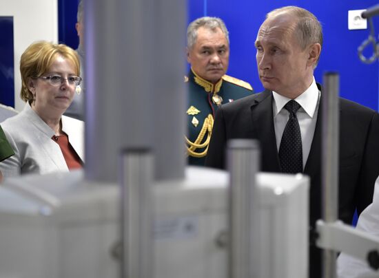 President Putin takes part in Navy Day celebrations