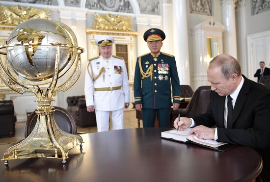 President Putin takes part in Navy Day celebrations