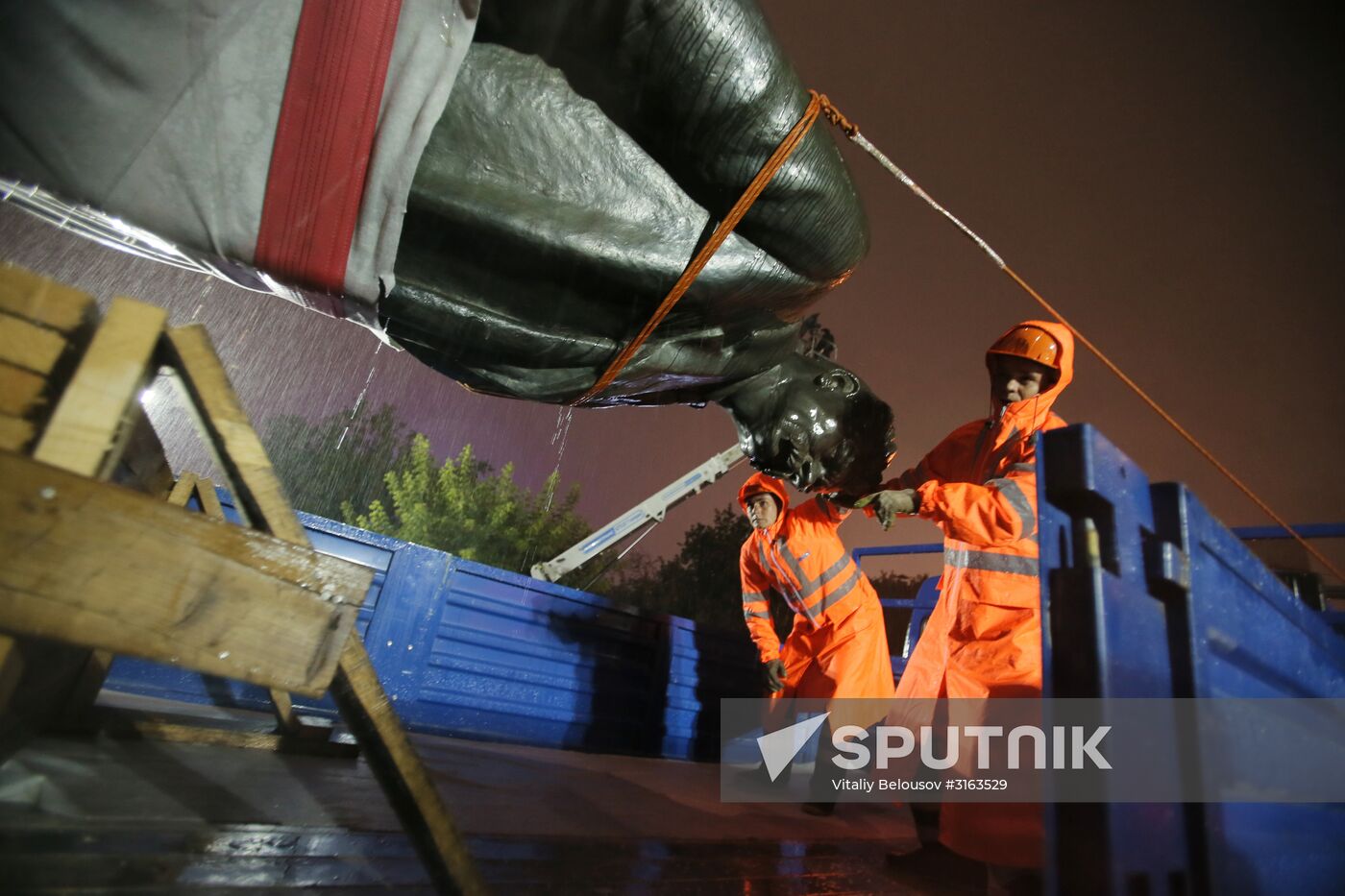 Monument to Maxim Gorky moved to Tverskaya Zastava Square from Muzeon Park