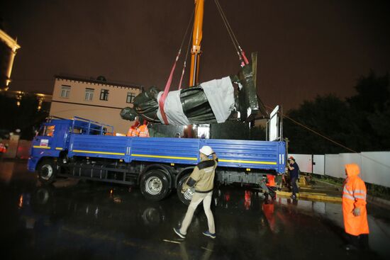 Monument to Maxim Gorky moved to Tverskaya Zastava Square from Muzeon Park