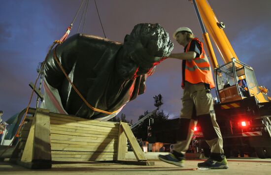 Monument to Maxim Gorky moved to Tverskaya Zastava Square from Muzeon Park