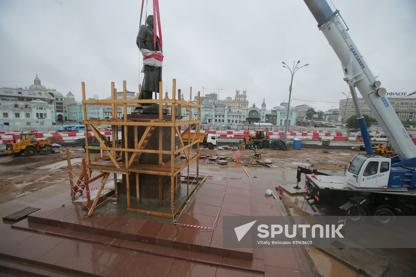 Monument to Maxim Gorky moved to Tverskaya Zastava Square from Muzeon Park