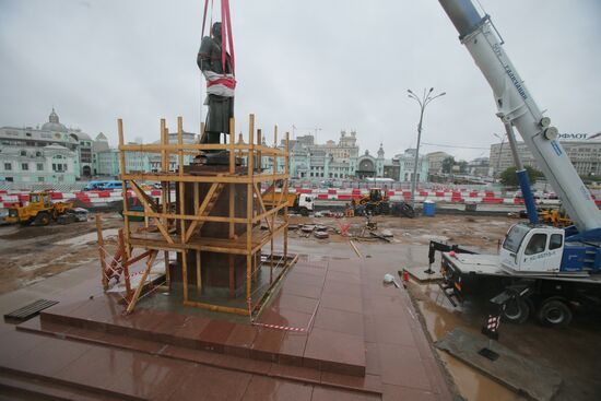 Monument to Maxim Gorky moved to Tverskaya Zastava Square from Muzeon Park