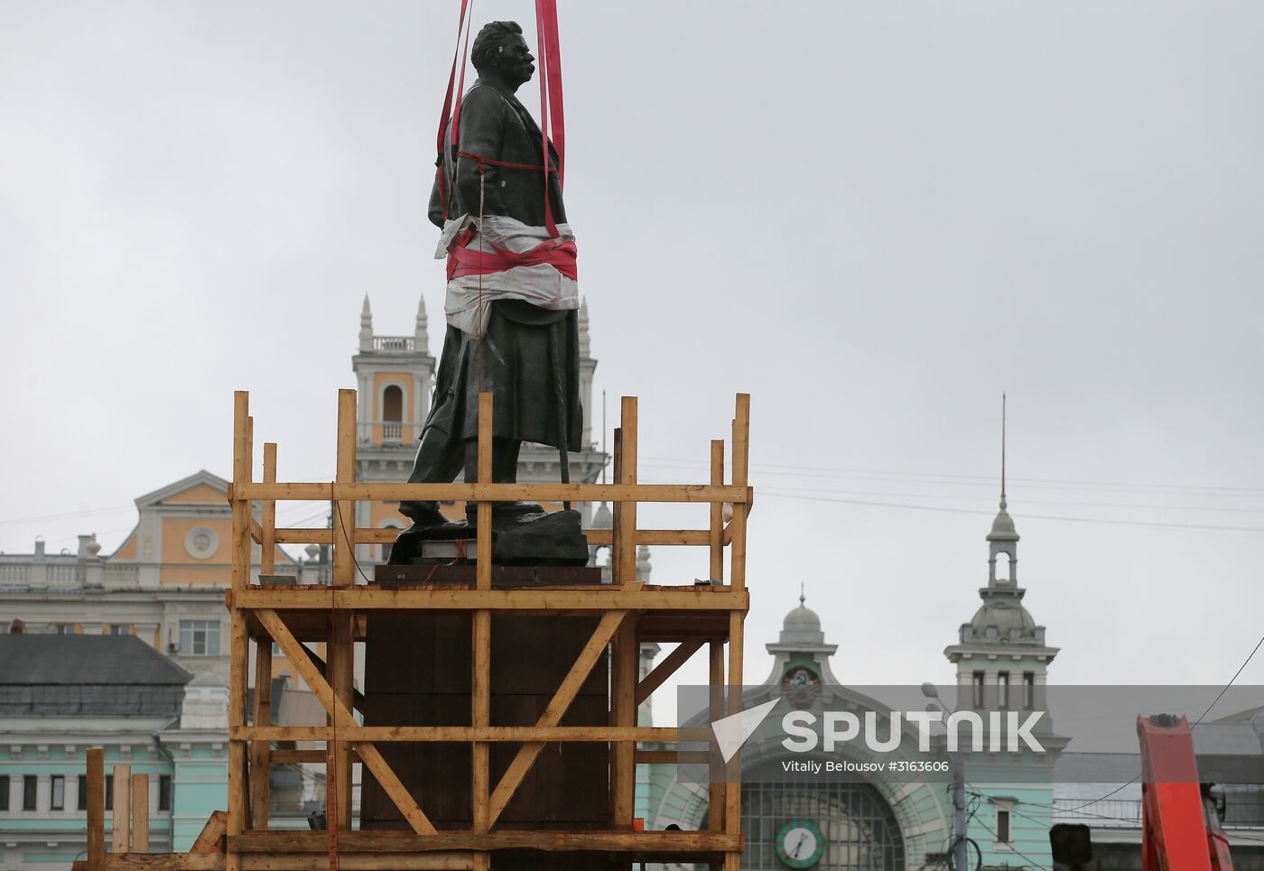 Monument to Maxim Gorky moved to Tverskaya Zastava Square from Muzeon Park