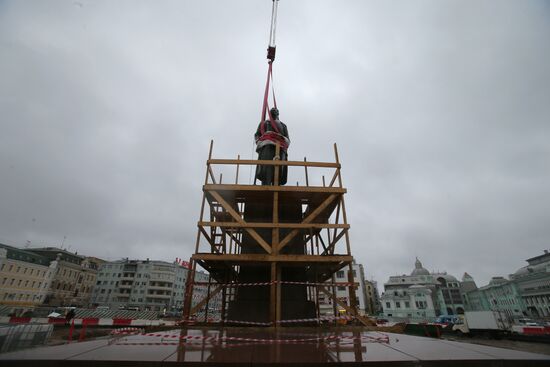 Monument to Maxim Gorky moved to Tverskaya Zastava Square from Muzeon Park