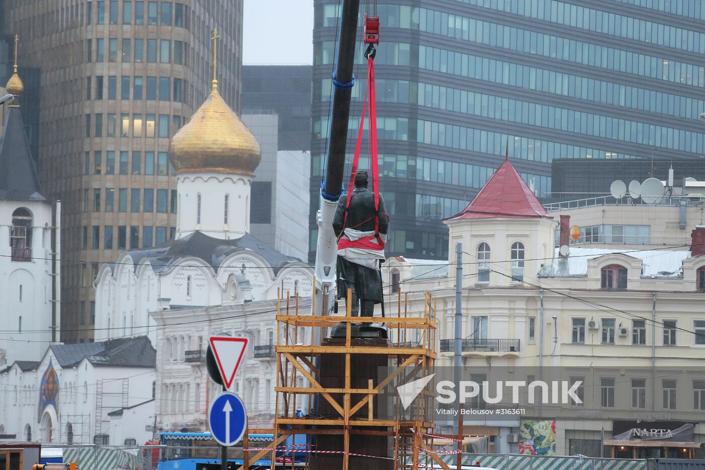 Monument to Maxim Gorky moved to Tverskaya Zastava Square from Muzeon Park