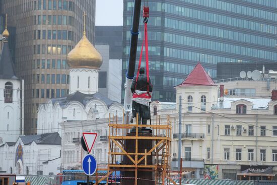 Monument to Maxim Gorky moved to Tverskaya Zastava Square from Muzeon Park