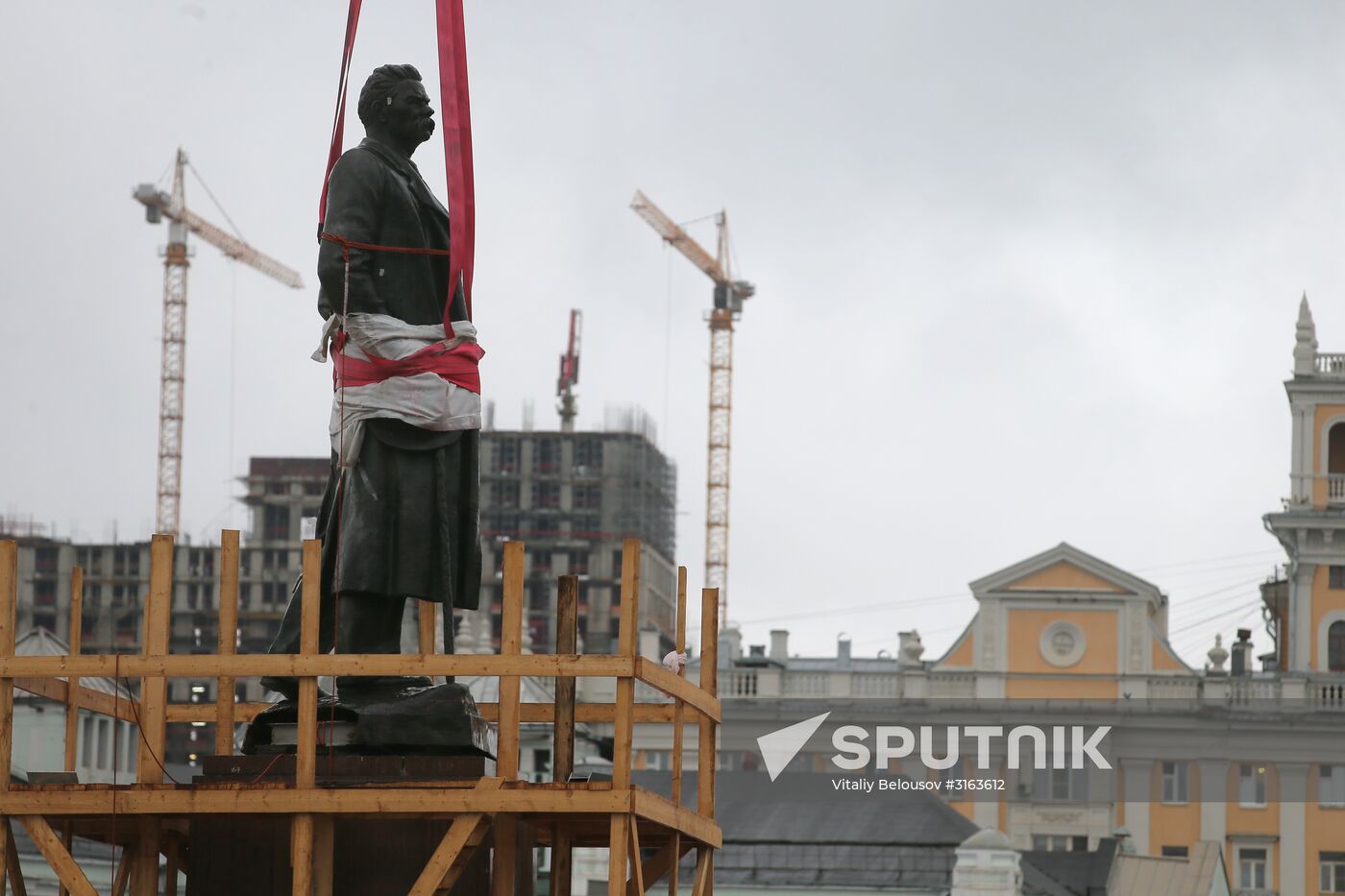 Monument to Maxim Gorky moved to Tverskaya Zastava Square from Muzeon Park