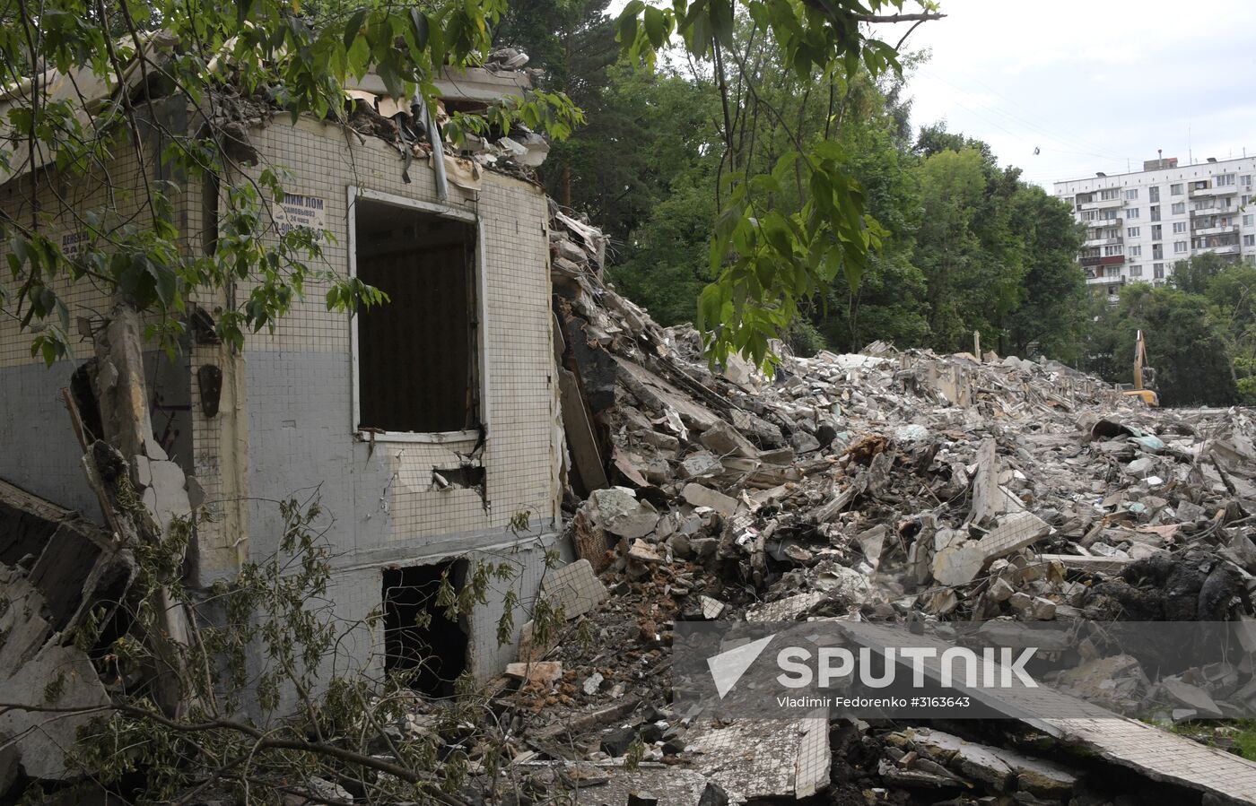 Demolishing five-story residential building on Molodtsova Street in Moscow