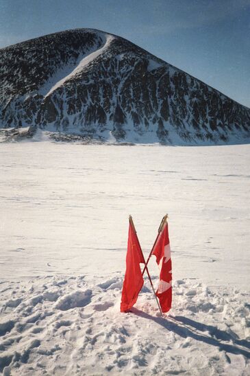 USSR-North Pole-Canada international ski expedition