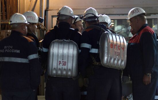 Recuers bring to safety 142 miners from Mir mine in Yakutia