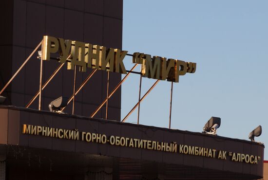 Recuers bring to safety 142 miners from Mir minein Yakutia